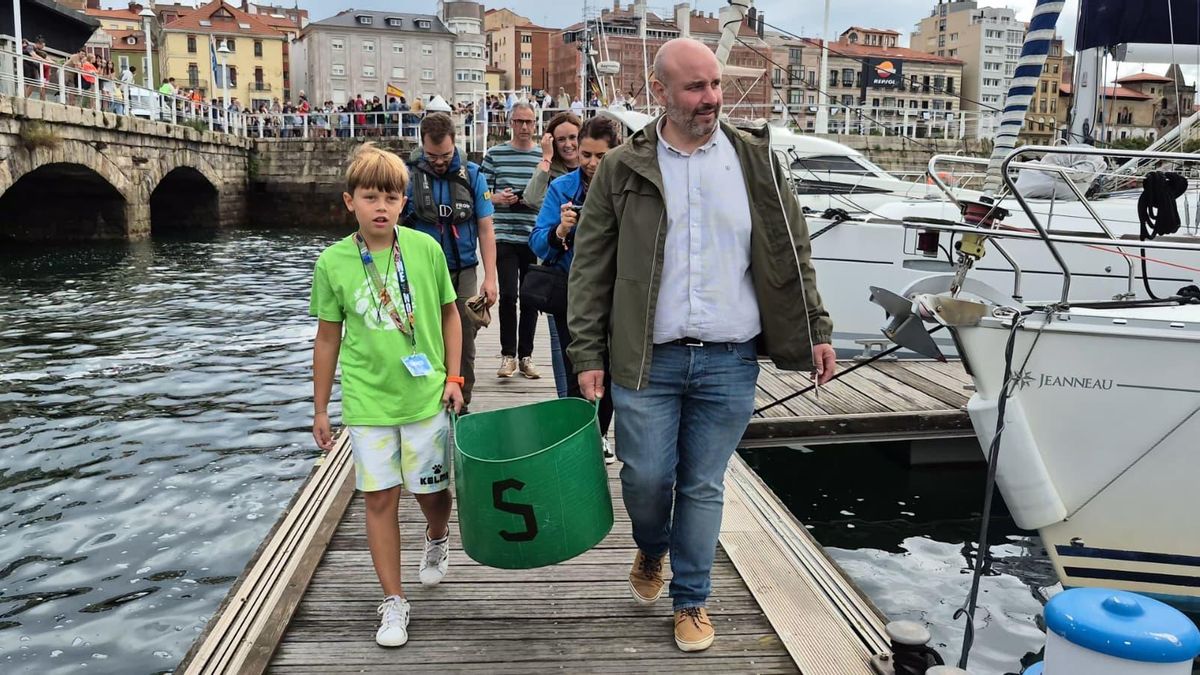 El traslado hasta el pantalán de uno de los ejemplares.