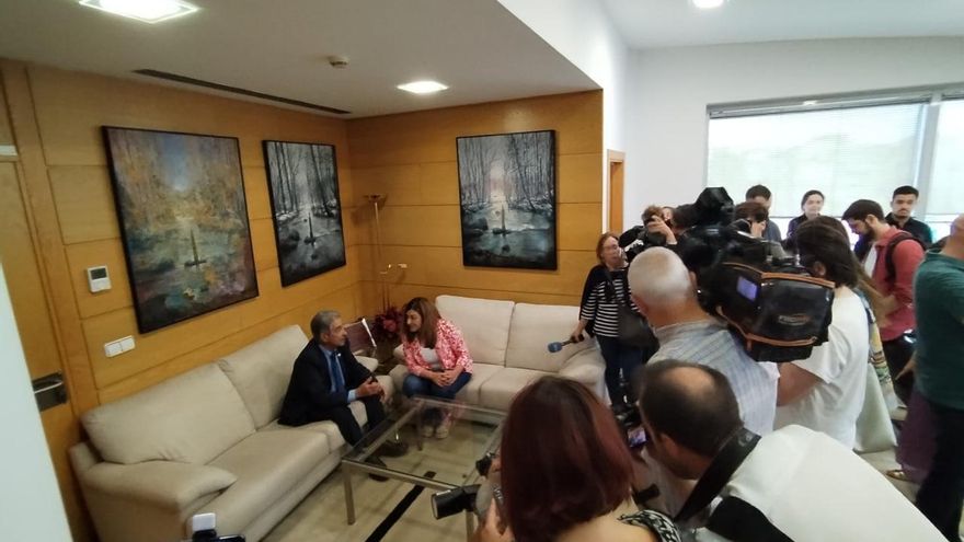 Revilla y Buruaga comparten impresiones en el despacho de la Presidencia de Cantabria.