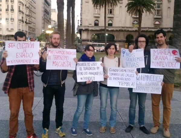 También en Montevideo un grupo de personas salió a la calle para solidarizarse con el #7N. / Marea Granate
