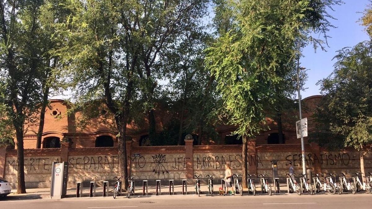1-O-Aparecen pintadas falangistas en el recinto de Madrid que acogerá un acto en apoyo al referéndum el próximo día 17