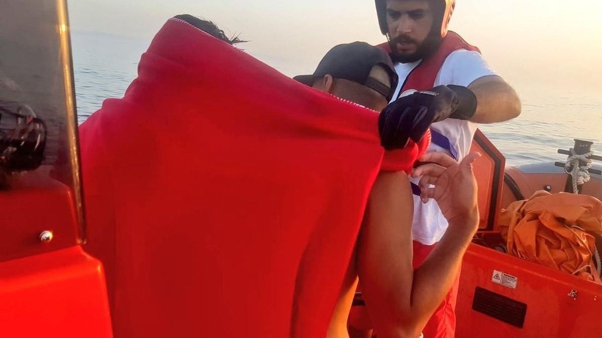 Trasladan a Algeciras a un centenar de menores migrantes rescatados en aguas del Estrecho