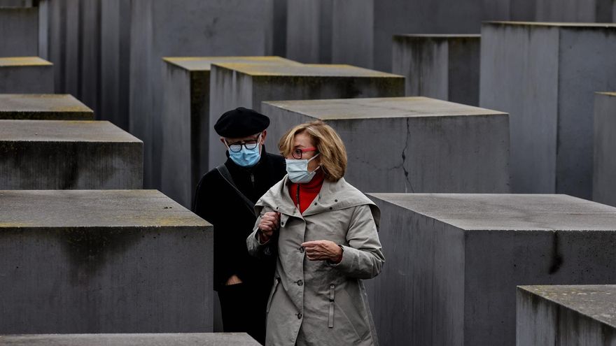 eople wearing face masks walk between steles of the so-called Holocaust memorial, the Memorial to the murdered Jews of Europe in Berlin, Germany, 12 November 2021. Due to an increasing number of cases of the COVID-19 disease caused by the coronavirus SARS CoV-2, new nationwide restrictions has been announced to counter a surge in infections.