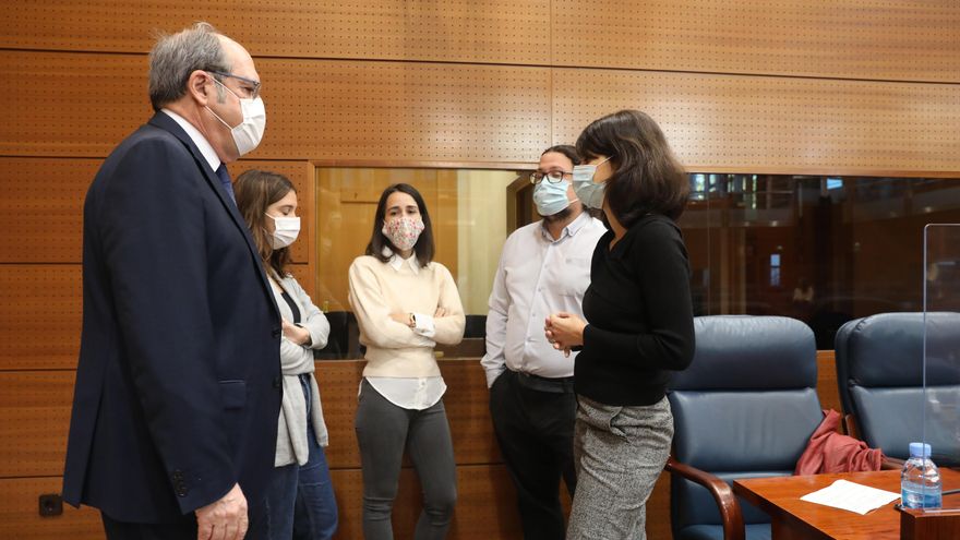Archivo - El portavoz del PSOE en la Asamblea de Madrid, Ángel Gabilondo (i), mantiene una conversación con la portavoz de Unidas Podemos-IU en la Asamblea de Madrid, Isa Serra (d), durante una sesión plenaria en la Asamblea de Madrid (España), a 15 de oc