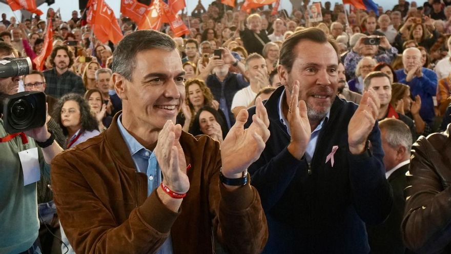 El ministro de Transportes y Movilidad Sostenible, Óscar Puente (d), y el presidente del Gobierno, Pedro Sánchez (i), durante un acto político de precampaña en Valladolid a 19 de octubre de 2026