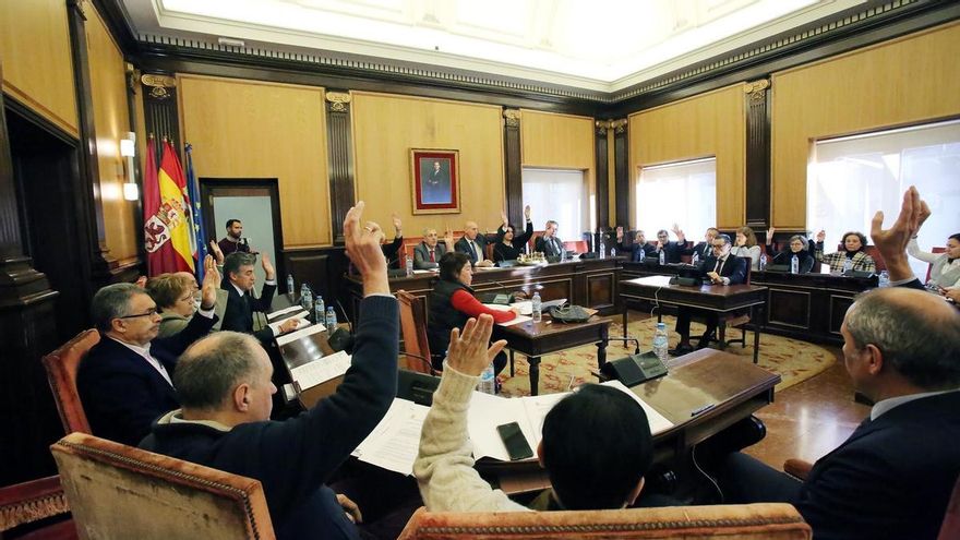 El Ayuntamiento de León aprueba por unanimidad que todos los documentos no oficiales se escriban también en llionés