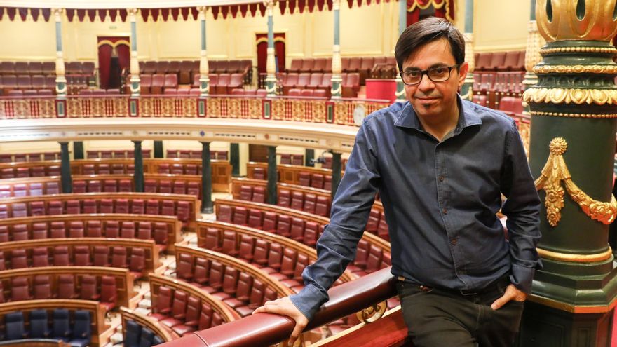 El secretario primero del Congreso y diputado de En Comú Podem, Gerardo Pisarello, en la tribuna del Hemiciclo.