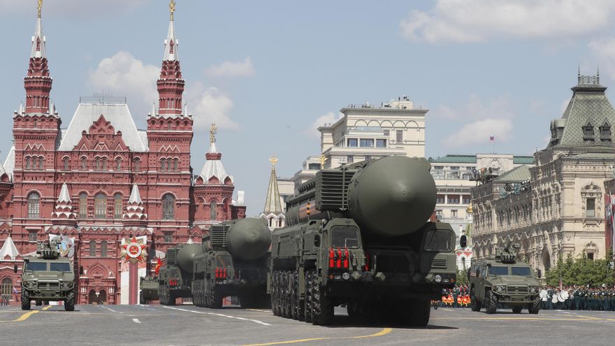 Misiles estratégicos intercontinentales RS-24 Yars rusos participan en un desfile militar en Moscú en junio de 2020. EFE/EPA/YURI KOCHETKOV
