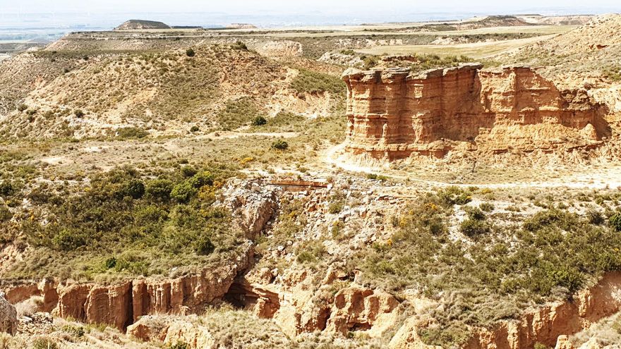 Una ruta senderista impresionante que recorre un parque natural que parece un desierto