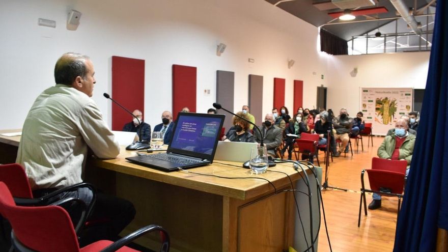 El público escuchando la ponencia de Vicente Rodríguez.