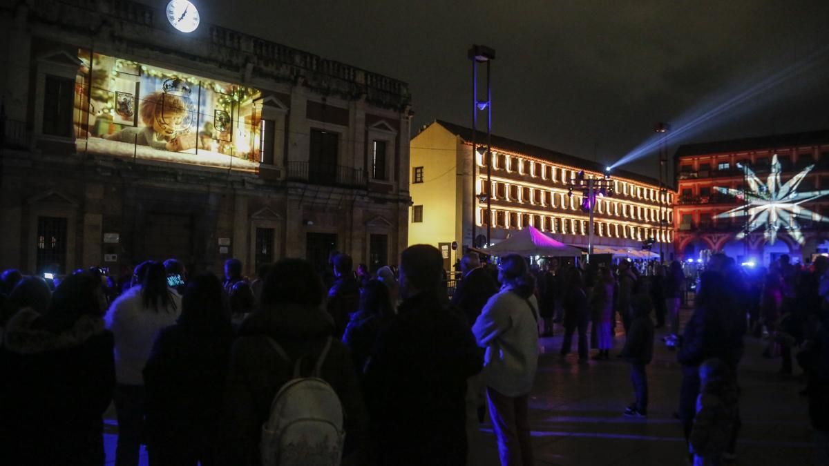 Espectáculo aéreo en la plaza de la Corredera