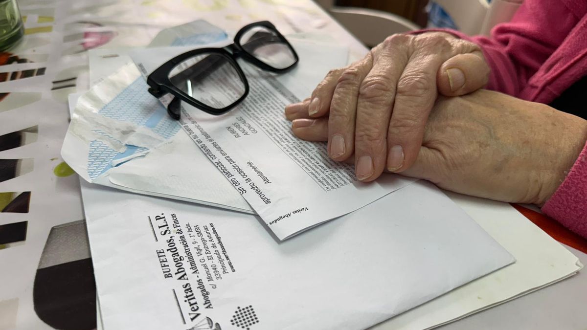 La documentación que tiene Blanca, que lucha por seguir en su casa.