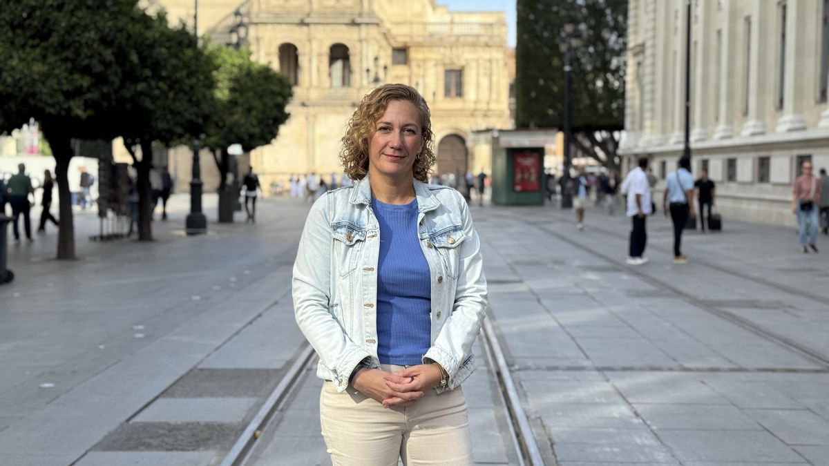 Susana Hornillo, en la Avenida de la Constitución con el ayuntamiento al fondo.