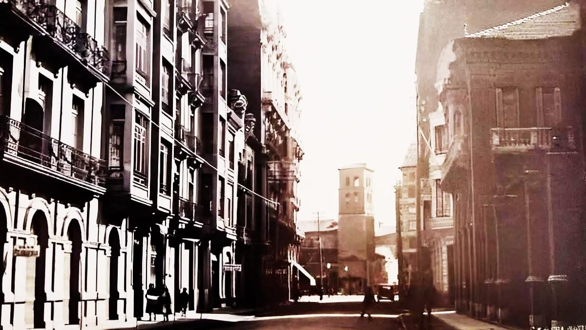 Calle Padre Isla, con el Gobierno Civil a la derecha de la imagen y los siguientes edificios la Casa Costilla (fachada blanca) y el Hotel Oliden.