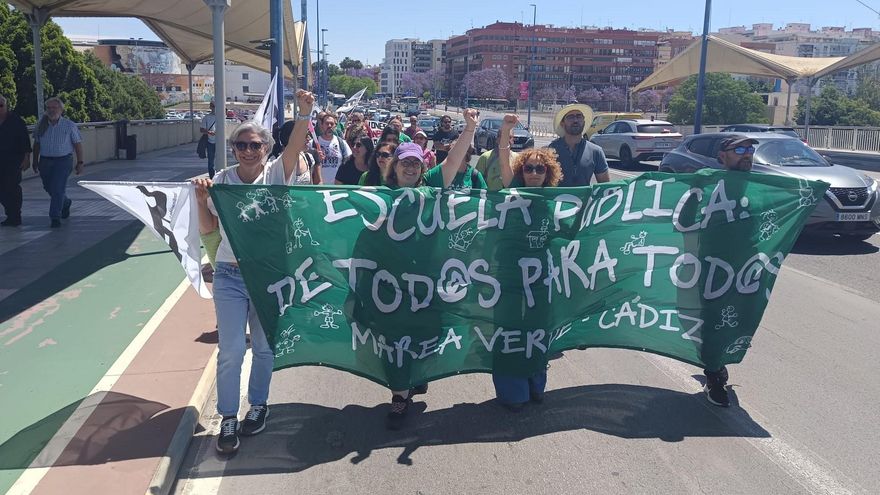 El profesorado interino se planta ante Moreno por su inestabilidad laboral: "Esto no es vocacional, es resistencia"