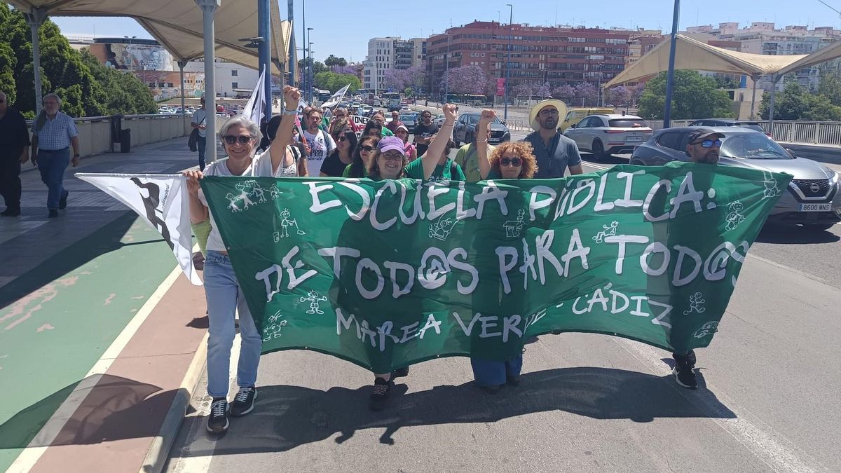 El profesorado interino se planta ante Moreno por su inestabilidad laboral: "Esto no es vocacional, es resistencia"