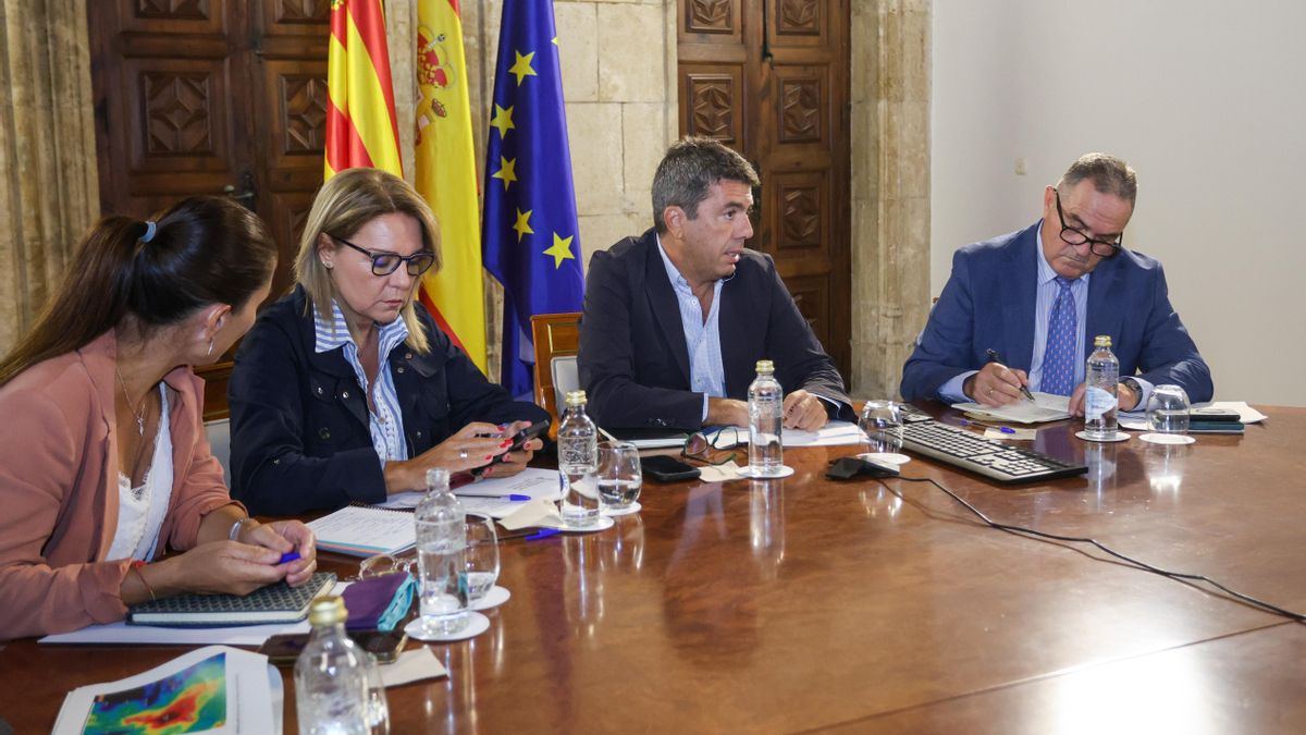 Carlos Mazón, junto a sus vicepresidente en el pleno extraordinario que ha presidido este lunes con motivo del temporal.