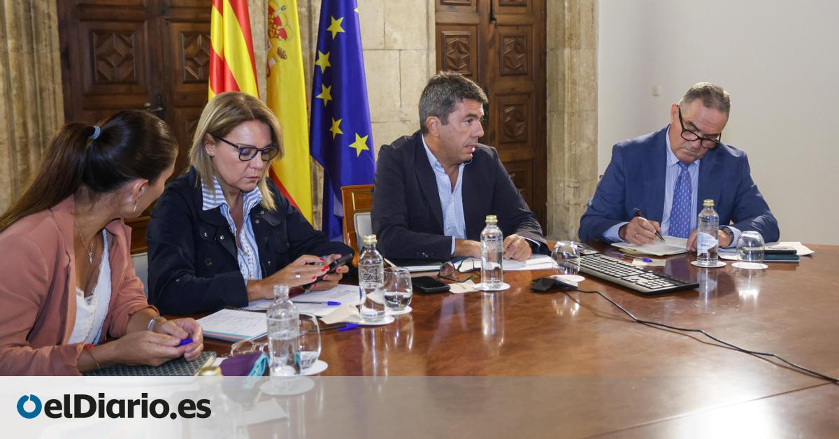 Mazón avisa a varios alcaldes por Whatsapp de la gravedad del temporal, pero se deja municipios clave de la zona cero