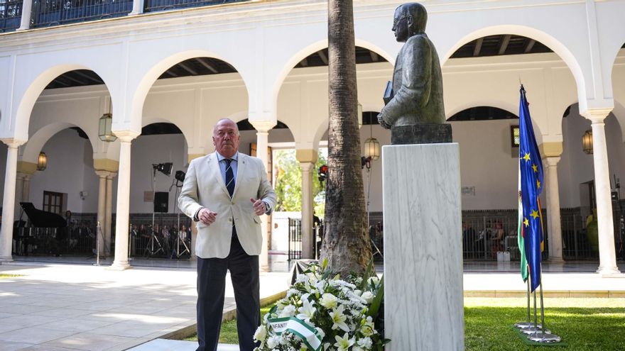 Javier Delmás realiza la ofrenda floral a Blas Infante en el Parlamento andaluz.