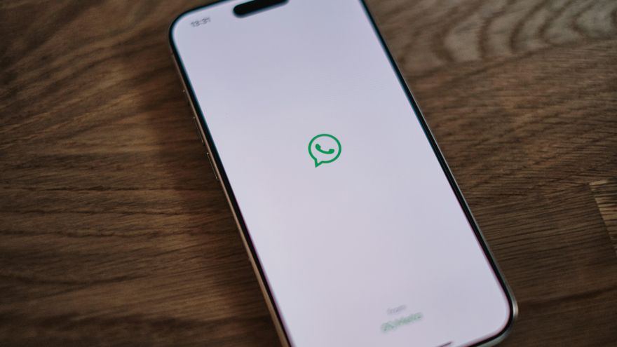 Cómo bloquear, restringir y archivar chats en WhatsApp (y cómo deshacerlo)