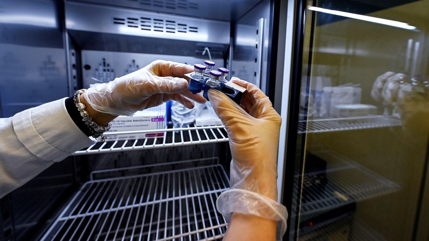Una sanitaria saca del refrigerador unas dosis de la vacuna de Pfizer/BioNTechen Roma. EFE/EPA/RICCARDO ANTIMIANI
