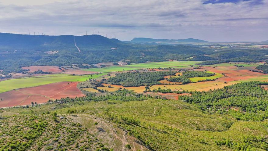 18 proyectos de macroplantas solares amenazan con convertir el Valle de Ayora en una 'colonia energética' despoblada