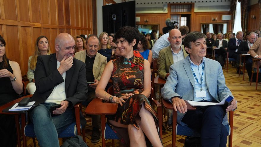 La ministra de Seguridad Social, Elma Saiz, con el el rector de la UIMP, Carlos Andradas, y el secretario general de CCOO, Unai Sordo