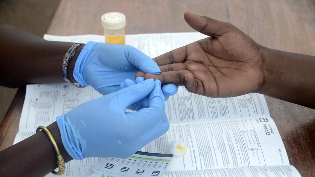 Un trabajador sanitario toma una muestra de sangre para un test de VIH en Kampala (Uganda) en una imagen de archivo.