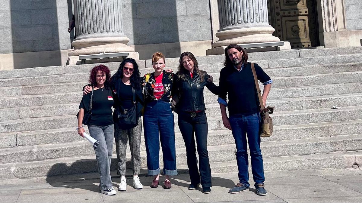 Representantes de la plataforma de afectados de Hermanos Calderón,  frente al Congreso de los Diputados, el 29 de septiembre de 2026.