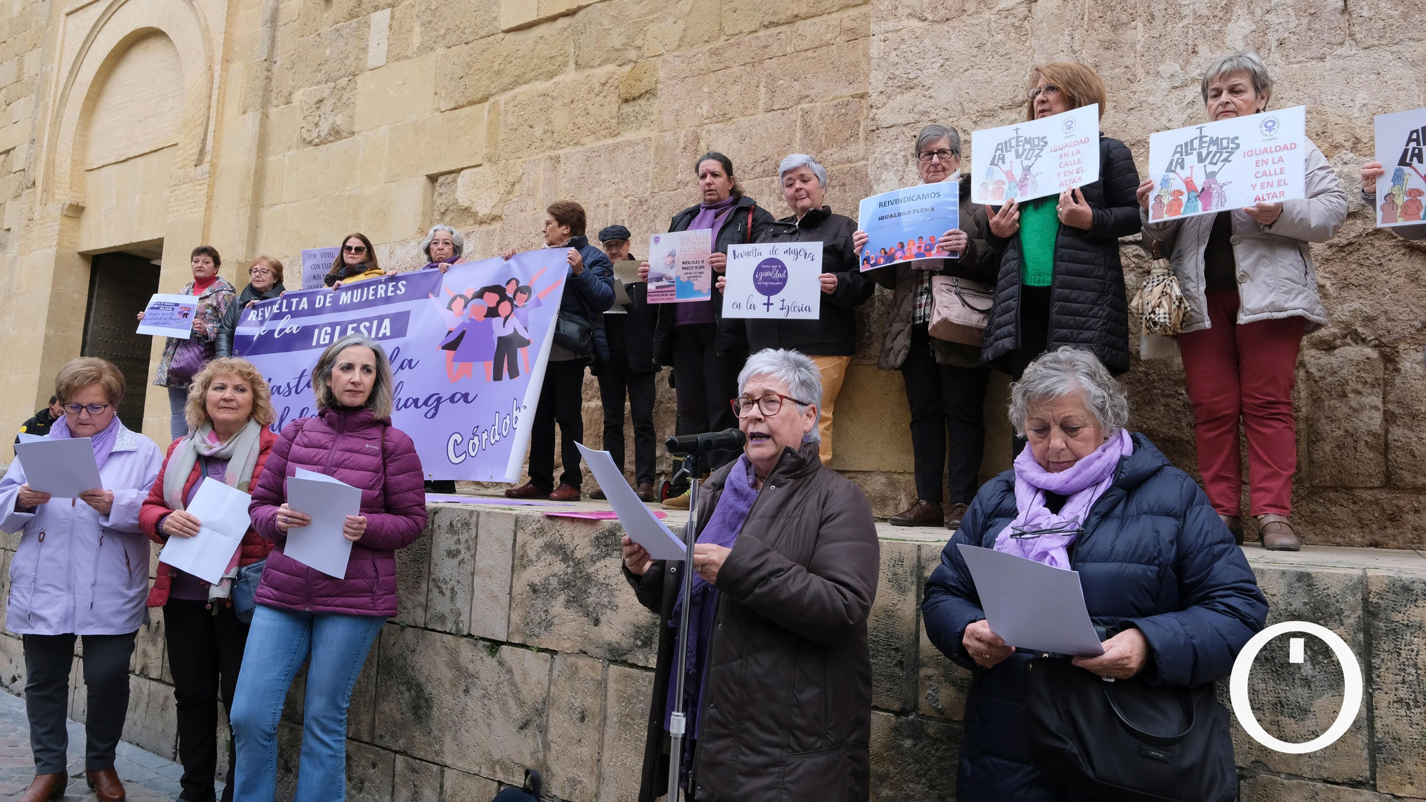 Concentración Revuelta de Mujeres en la Iglesia