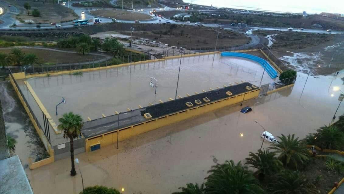 Centro deportivo inundado en Telde.