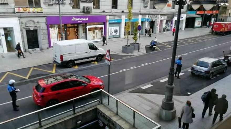 Los agentes interponiendo dos multas a conductores no autorizados.
