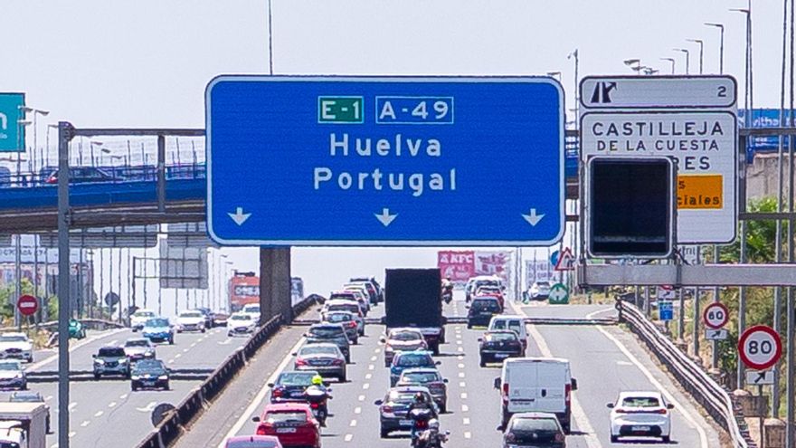 La DGT anticipa un verano complicado en las carreteras: cuatro operaciones especiales, eclipse solar y el primero con baliza V16