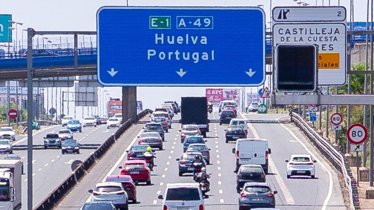 La DGT anticipa un verano complicado en las carreteras: cuatro operaciones especiales, eclipse solar y el primero con baliza V16