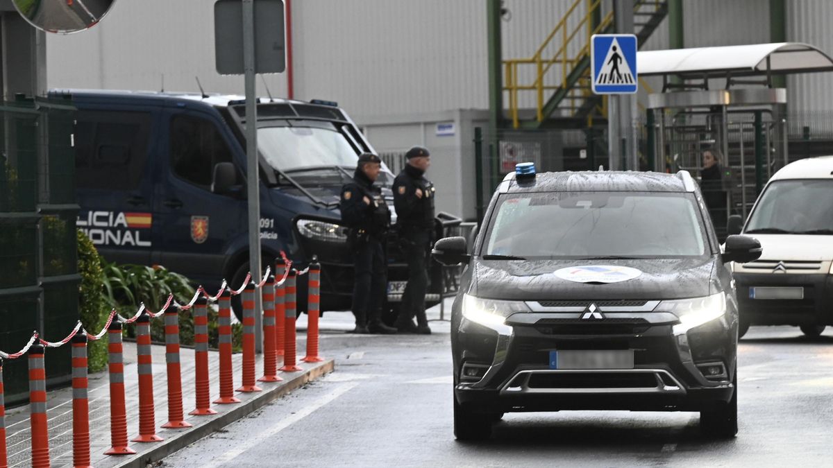 Archivo - Un coche de policía sale de la sede de Sidenor, a 10 de febrero de 2026, en Basauri (Bizkaia)