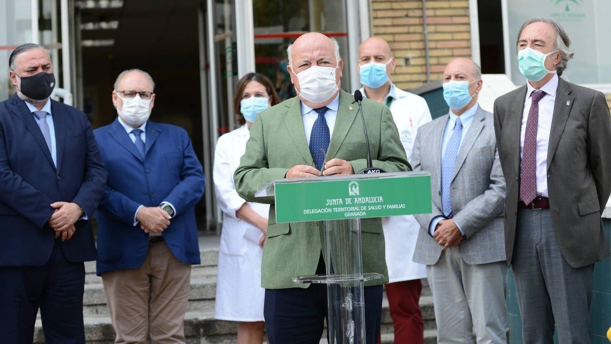 El consejero de Salud y Familias, Jesús Aguirre, atiende a los medios ante el centro de salud Zaidín Centro (Foto de archivo).