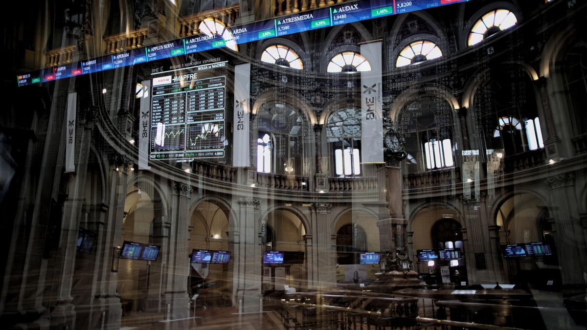 Valores del Ibex 35 en el Palacio de la Bolsa de Madrid en una imagen de archivo.