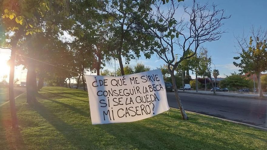 La pancarta en la Universidad de Extremadura que sacude el debate sobre el acceso a la vivienda