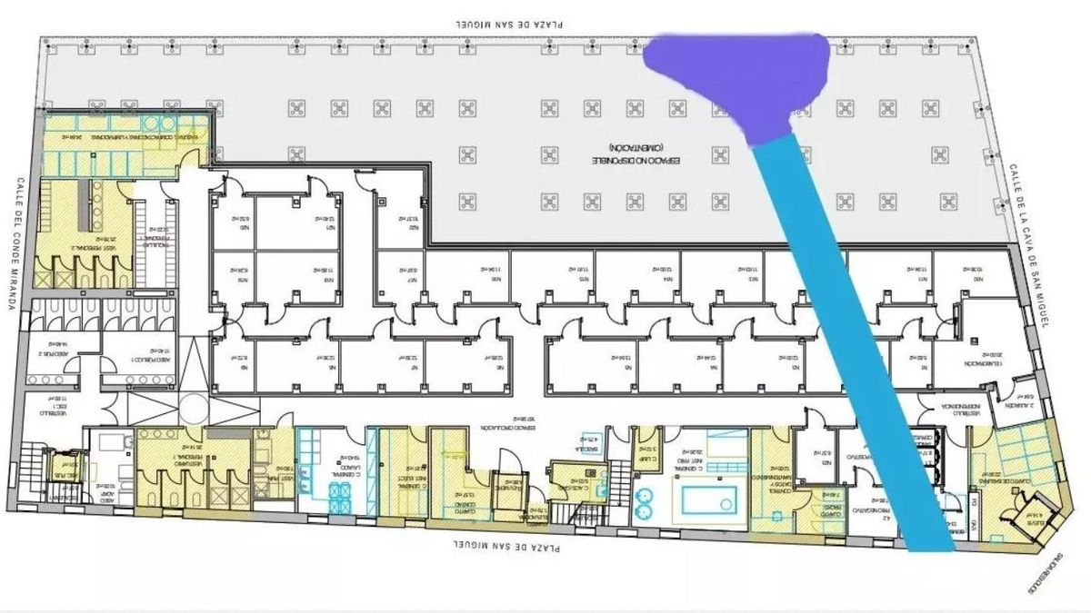 Trazado posible (en azul) y constatado (en morado) del lienzo de la muralla árabe a su paso por las obras previstas en el Mercado de San Miguel