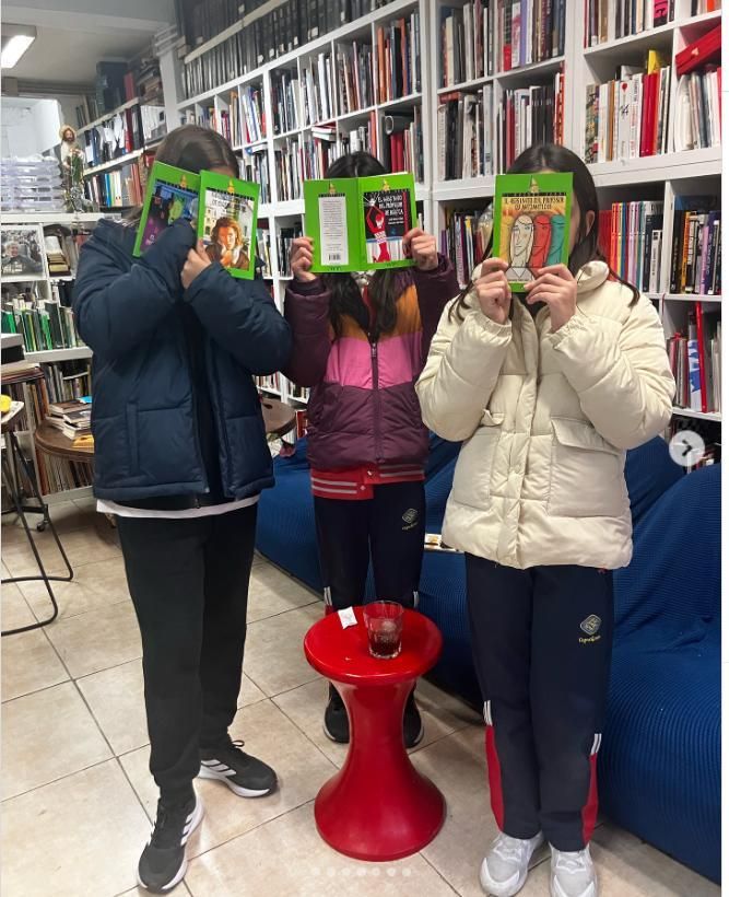 Niñas que entraron a la biblioteca y se fueron con libros a casa