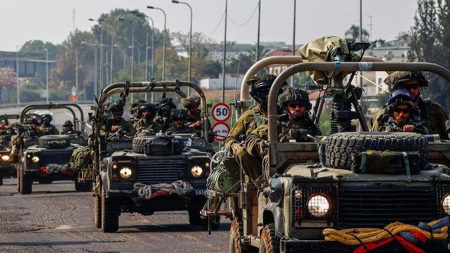 Soldados israelíes patrullan en una calle de Sderot, cerca de la frontera con Gaza, en Israel, 28 de octubre de 2023