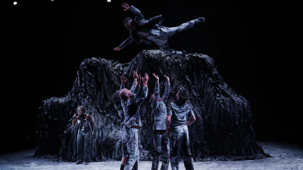 Momento de la representación de 'Qui som?