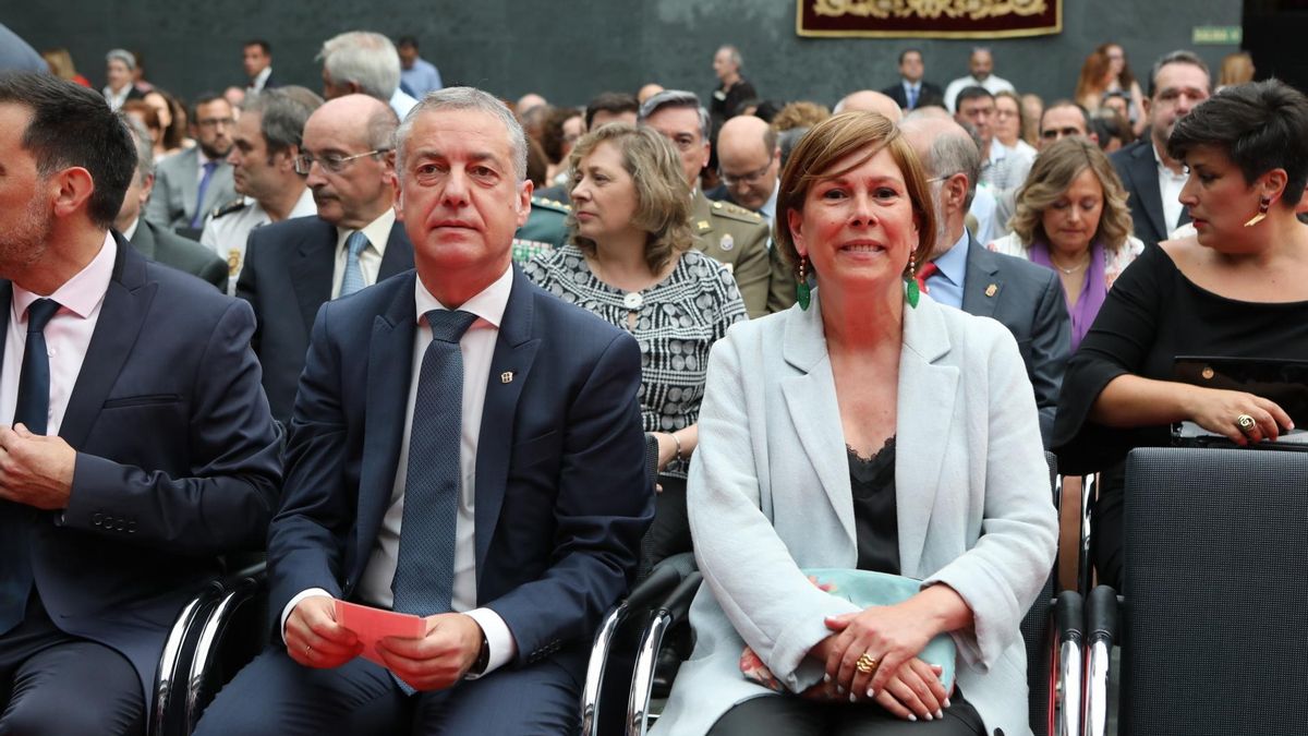 Urkullu, con Uxue Barkos, en el Parlamento de Navarra en la toma de posesión como presidenta de María Chivite