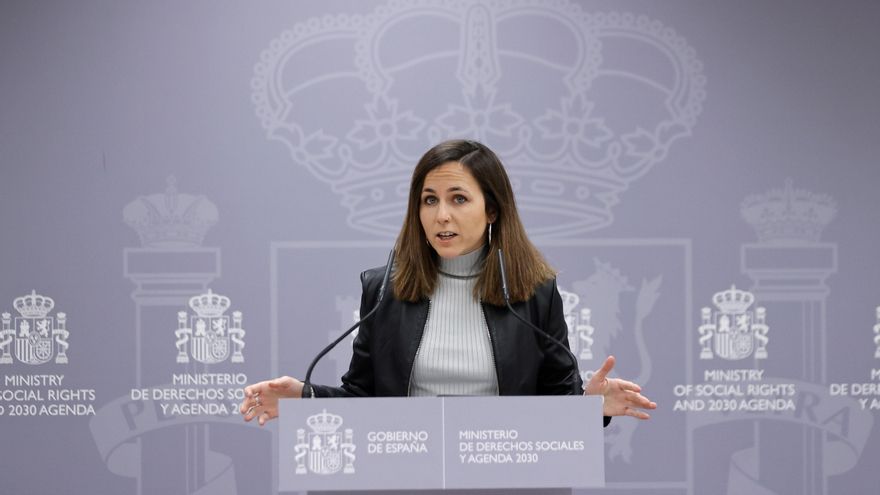 La ministra de Derechos Sociales y Agenda 2030, Ione Belarra, ofrece declaraciones a los medios de comunicación antes de iniciar las reuniones con colectivos que defienden el derecho a la vivienda. EFE/ Emilio Naranjo