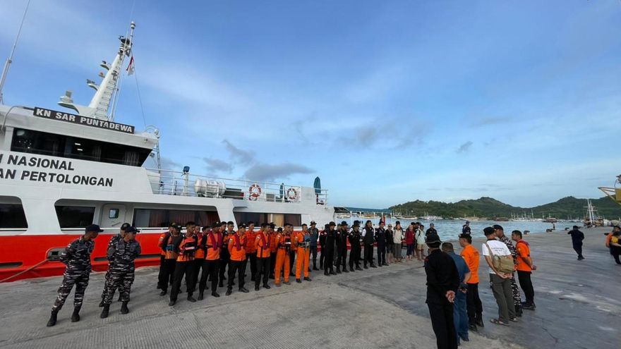 Integrantes de los equipos de búsqueda de Indonesia en  Labuan Bajo, isla de Flores, tras el naufragio de un barco turístico con españoles a bordo, en una imagen de archivo.