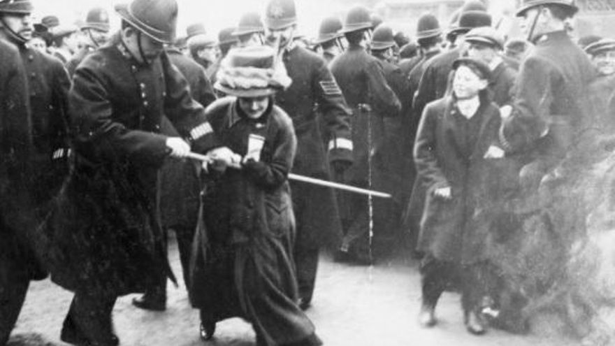 Sufragistas enfrentan a la policía en Londres. La fecha es del 18 de noviembre de 1910.