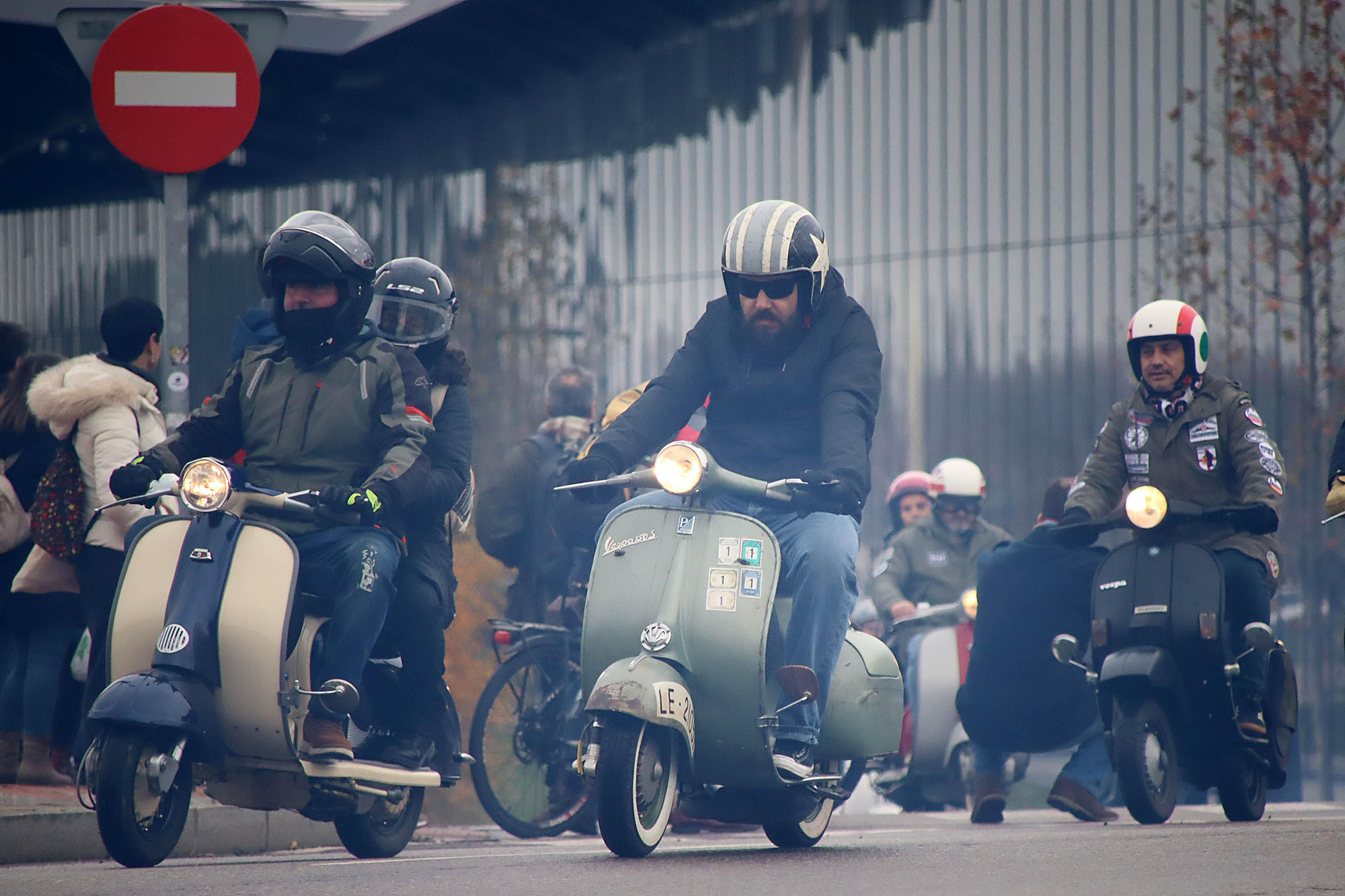 Las 'scooter' transportan a León a otros tiempos sobre dos ruedas