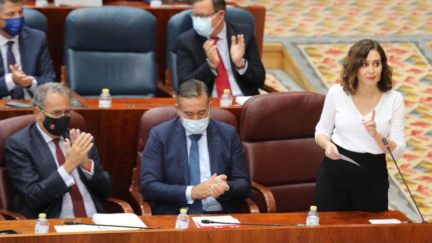 Ayuso rechaza el veto parental e imponer la bandera española en las aulas como pide Vox