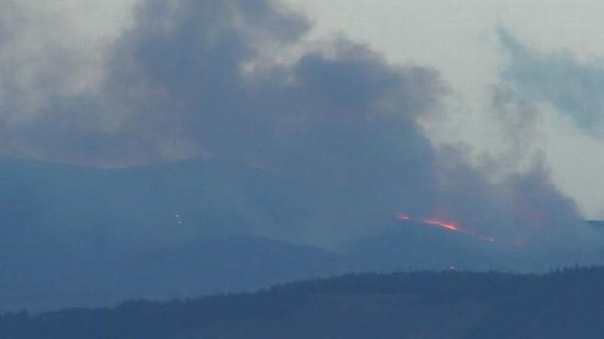 César Sánchez / ICAL Incendio en los montes de la localidad de El Acebo de San Miguel (León), visto desde Ponferrada