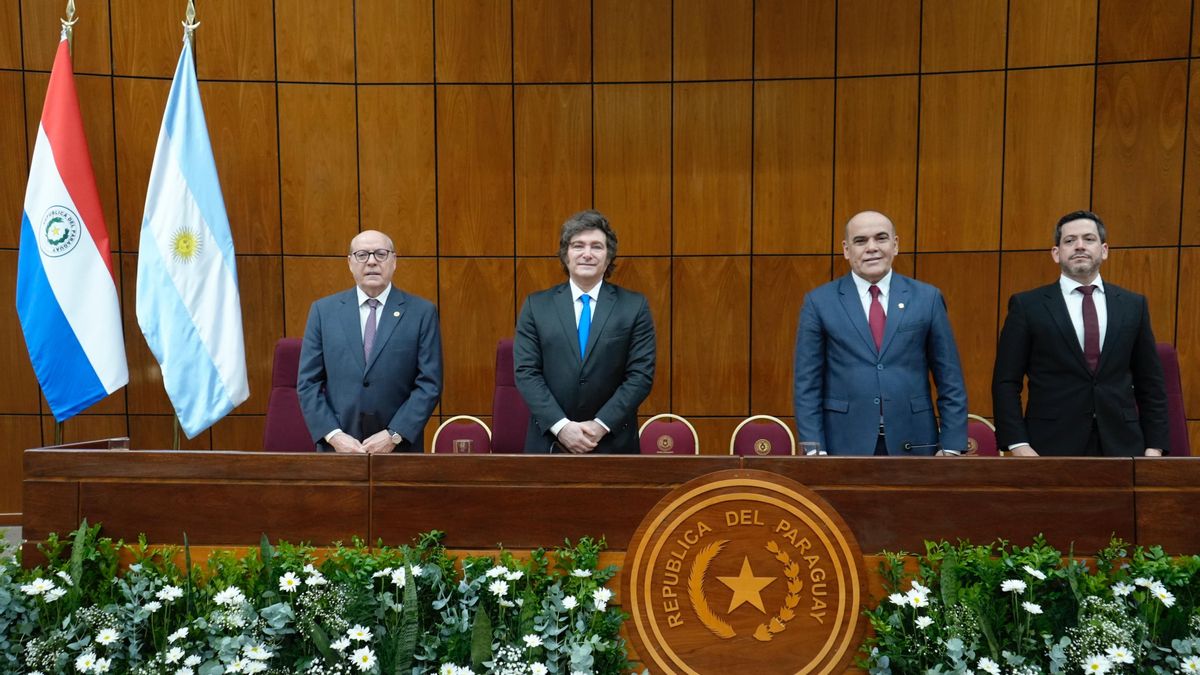 Milei en el Parlamento paraguayo, esta mañana. A su izquierda, Basilio "Bachi" Núñez, presidente del Congreso.