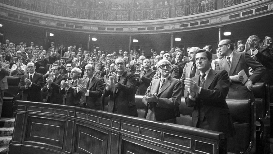 Adolfo Suárez, en primer plano, aplaudiendo la aprobación de la Ley de Amnistía